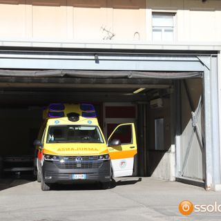 Cade dalla bici, grave una 50enne