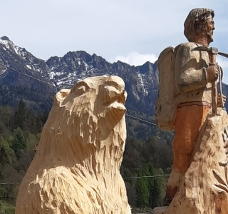 Quattro sculture intagliate con la motosega al campo sportivo di Baceno