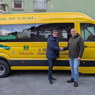 Foto: il presidente del Parco Luigi Spadone e il sindaco Fausto Dotta davanti allo scuolabus