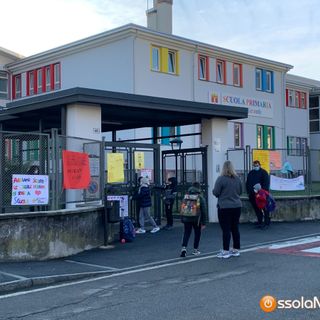Alle Kennedy di Domodossola la silenziosa e colorata protesta dei bimbi costretti alla Dad FOTO