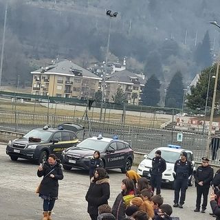 Crevoladossola celebra la Giornata della Gratitudine alle forze dell’ordine con gli studenti