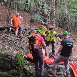 Si frattura una caviglia mentre cerca funghi, soccorsa in Valle Cannobina