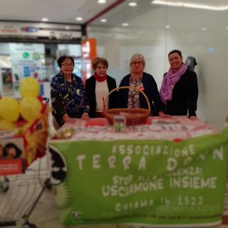 Terradonna impegnata nella spesa sospesa a favore delle vittime di violenza