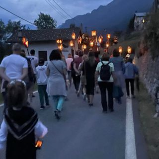 Nella foto la fiaccolata con le antiche lanterne
