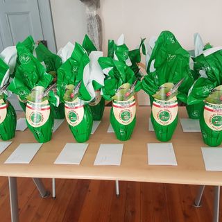 Gli Alpini di Toceno donano le uova di Pasqua alle scuole del paese