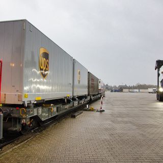 Ups sperimenta il trasporto ferroviario per rendere più sostenibili le spedizioni transfrontaliere