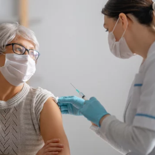 La richiesta dei Moderati: &quot;Utilizzare il personale ostetrico per le vaccinazioni''