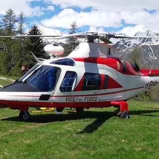Un 50enne che stava facendo il brevetto di volo resta appeso ad un albero col parapendio