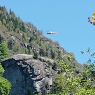 Bloccato in parete su una ferrata a Croveo, intervento dell'elicottero dei Vigili del fuoco VIDEO