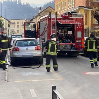 Fiamme sotto ad un'auto parcheggiata in via Ceretti FOTO