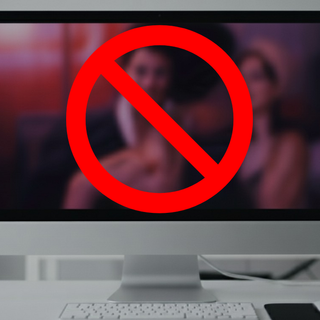 Stretta sui siti hard: dal 12 novembre accesso solo con verifica