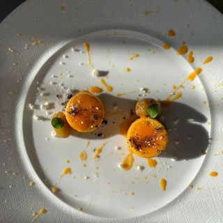 Bavarese ai cachi con castagne caramellate e crumble al cioccolato