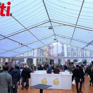 La tensostruttura che ospiterà la Fiera del tartufo di Asti. Scatti realizzati da Merfephoto-Efrem Zanchetti