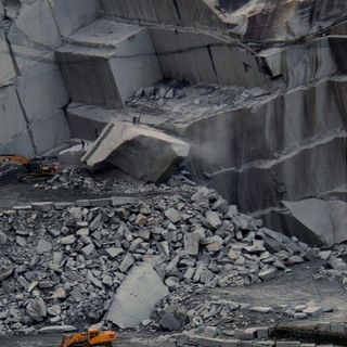 ''La situazione internazionale e la burocrazia frenano il lapideo''