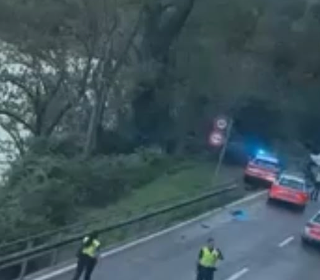 Masso si stacca dalla montagna e finisce sulla strada cantonale: colpita un’auto tra Solduno e Ponte Brolla