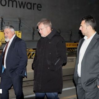 L'europarlamentare Carlo Fidanza (al centro) durante la visita a Domo 2