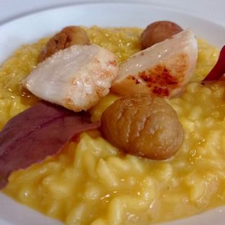 Risotto allo zafferano e zucca con porcini trifolati, castagne al miele millefiori e capesante scottate
