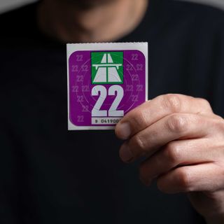 È viola la “vignetta” 2022 per viaggiare sulle autostrade svizzere