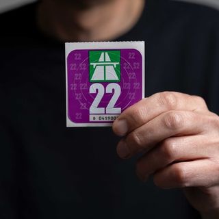 Svizzera, la “vignetta” autostradale 2022 va esposta dal 1 febbraio