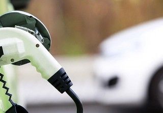 Crisi energetica, la Svizzera frena sulle auto elettriche