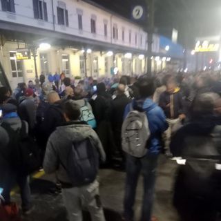 Treno soppresso, protestano i frontalieri. VIDEO