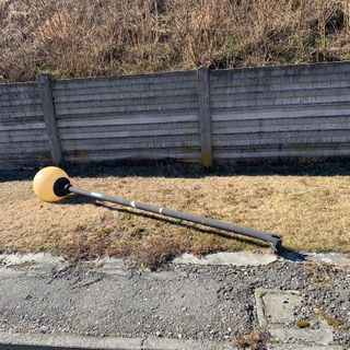 Uno dei punti luce fatti cadere dal vento in via Gorva