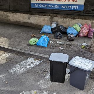 Rifiuti abbandonati in centro a Villadossola: arrivano le multe