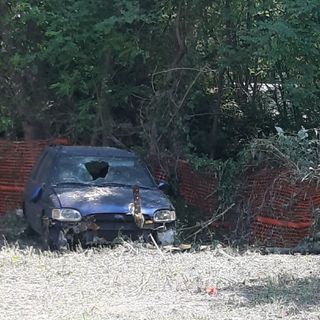 La carcassa di un'auto abbandonata da mesi tra Vogogna e Premosello