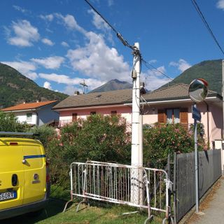 Rimesso a posto, dopo un anno, il palo della Telecom