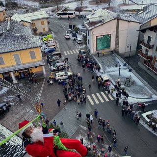 Ad Antrona Babbo Natale scende dal cielo....