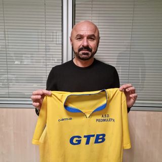 Nella foto (tratta dal sito del Piedimulera Calcio) il neo allenatore Luca Porcu