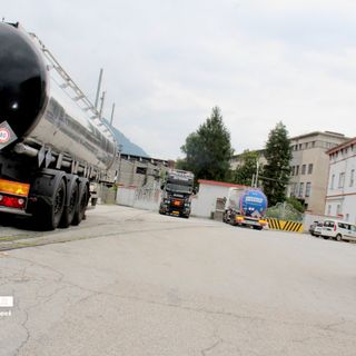 Rifiuti abbandonati lungo la ferrovia davanti alla Vinavil