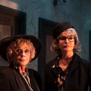 Al Maggiore va in scena la commedia 'Le Signorine' con Isa Danieli e Giuliana De Sio