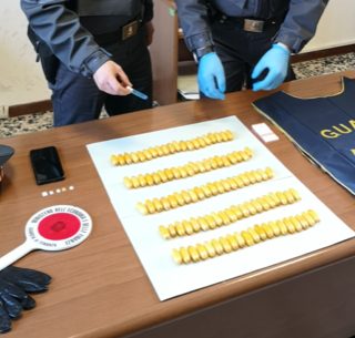 Arrestato corriere internazionale con 100 ovuli di cocaina