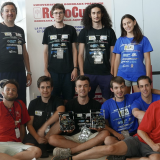 Il gruppo della provincia con i due team KiloHertz, Elettra Robotics Team, il prof. Sgrò ed i due giovani (ex) Davide Chiorlin ed Alex Vellone che hanno preso parte alla manifestazione in qualità di arbitri. Ed infine i due robot calciatori Viper 6 e Viper Beta