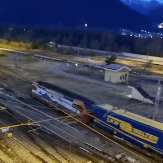 Guasto ai freni, macchinista di un treno merci si lancia dal locomotore VIDEO