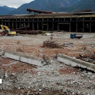 Prosegue a Villadossola la demolizione dell'ex Sisma