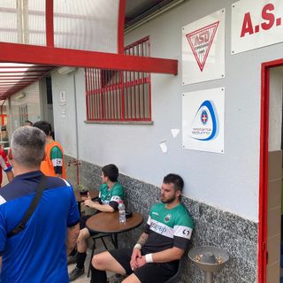 &quot;Negro di m....&quot;: un tifoso insulta l'arbitro e lui sospende la partita