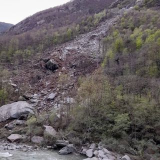 Frana a San Giovanni, danneggiata una linea elettrica VIDEO