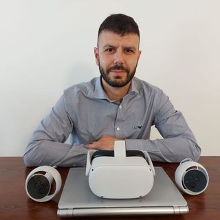 Nella foto il vicepresidente vicario Acli Vco Luca Tallarico con il visore, i controller e il computer utilizzati per il progetto
