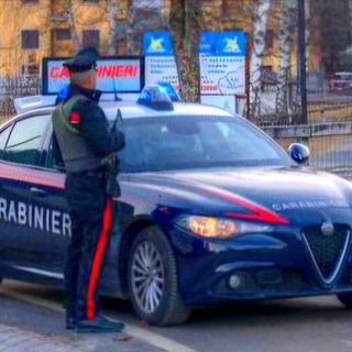 Taglia 4 gomme ad un'auto, 60enne denunciato