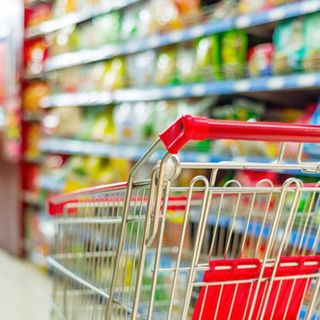 Commercio, il carrello della spesa continua a svuotarsi: alimentari su del 9,6%