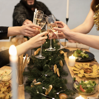 Capodanno, il costo del Cenone a casa aumenta quasi del 10%: i consigli per risparmiare