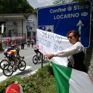 Gestione lupo, allevatori del Vco e svizzeri hanno manifestato al Giro d'Italia