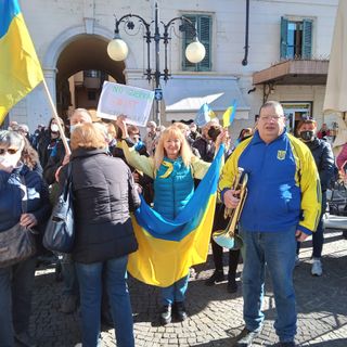 Da tutto il Vco in piazza Ranzoni a Intra per dire no alla guerra in Ucraina. FOTO