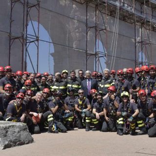 Vigili del fuoco del Vco alla calata del gigantesco tricolore dal Colosseo
