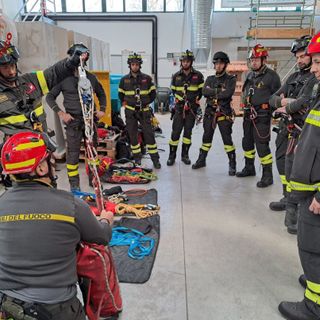 Gli edili a 'scuola' di sicurezza e soccorso in cantiere dai Vigili del Fuoco