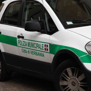 Senza patente e su uno scooter già sequestrato: 62enne ossolano coinvolto in incidente a Verbania