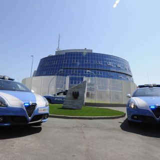 All'esame per la patente con l'auricolare: una nuova frode sventata dalla polizia