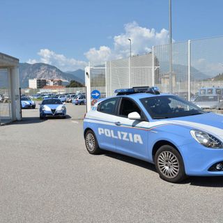 Entra nel cortile di una casa con una maschera di Hulk e una roncola, foglio di via della Questura per un gambiano